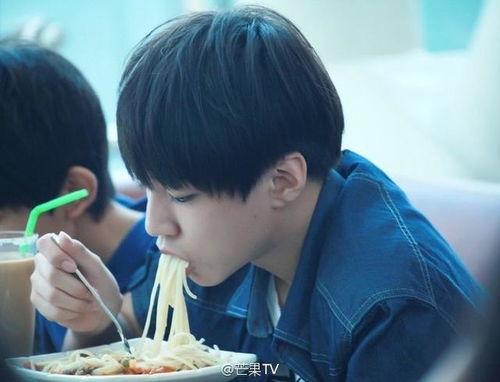 王俊凯吃瓜阿婆是谁啊视频,网络红人背后的故事