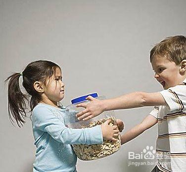 大人吵架小孩吃瓜视频,孩子成“吃瓜群众”，见证大人吵架瞬间