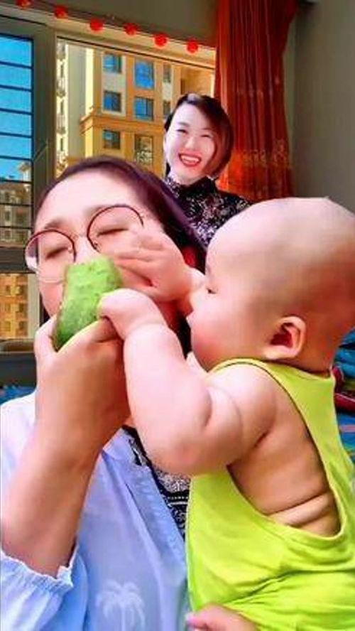 搞笑萌娃吃瓜视频,可爱瞬间萌化人心