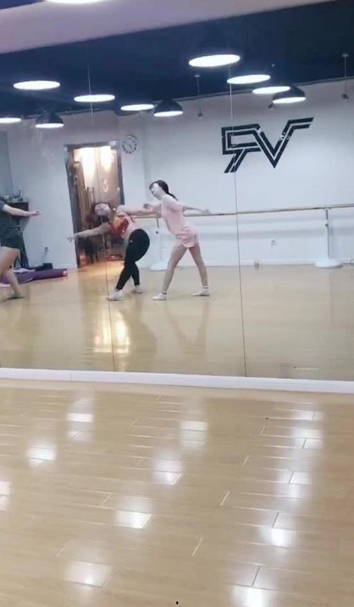 操场跳舞吃瓜视频大全播放,热门舞蹈视频大盘点