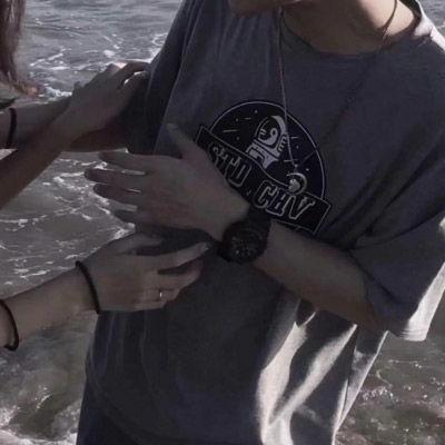 老街吃瓜视频一男一女的抖音,老街偶遇，甜蜜情侣甜蜜吃瓜