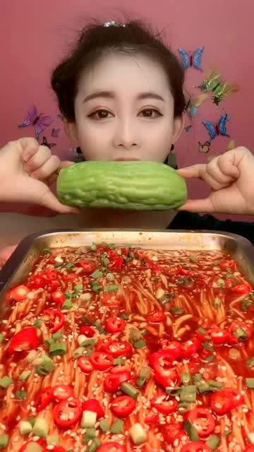 直播吃凉瓜的视频,直播达人挑战吃凉瓜，清凉一夏！